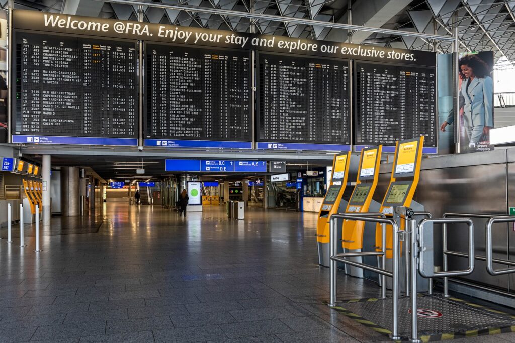 Anzeigentafel am Flughafen